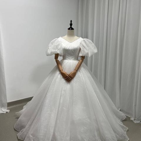 ウェディングドレス キラキラグリッターチュール ビーズ くるみボタン ファスナー Vネックドレス プリンセスライン  結婚式 パフスリーブ