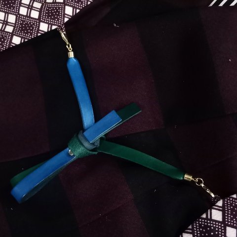 本革一重結び羽織紐 青+緑染色レザー　着物や浴衣の羽織のワンポイントに！