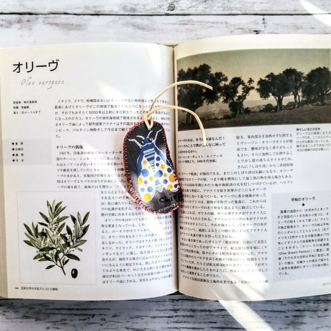 手刺繍のセミのしおり　キーホルダー　グレーとピンク　リバーシブル　フェルト