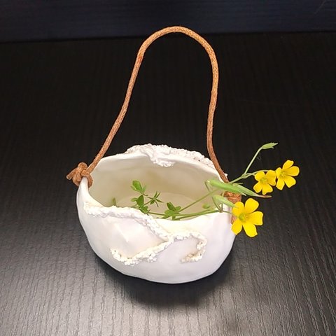 陶の白いミニ花器（小物入れ）【カゴバッグ・ボタニカル①】