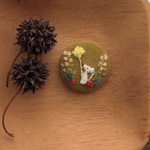 刺繍》ネズさんと黄色いお花（191227）ブローチ／ヘアゴム 