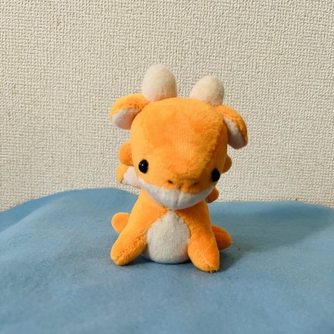 おすわりドラゴンのぬいぐるみ（オレンジ）