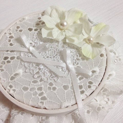 刺繍枠とカットワークレースのリングピロー