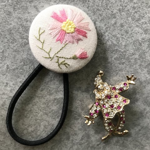 刺繍🪡　くるみボタン・ヘアゴム・コスモス