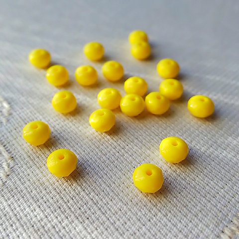 とうもろこし　チェコビーズ　3X5mm　20個