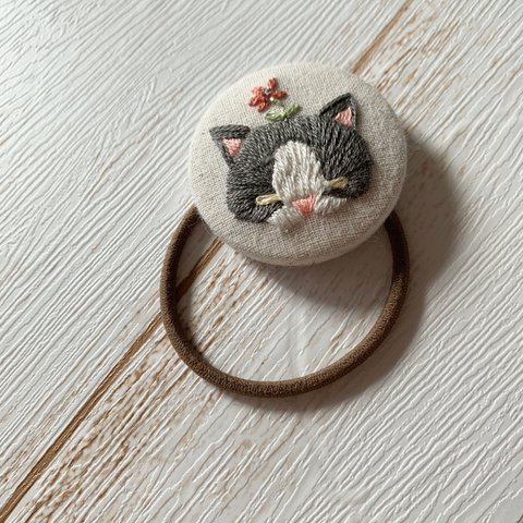 『花咲くネコ』刺繍ヘアゴム