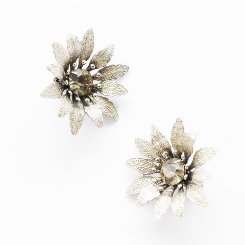 Vintage JudyLee　1970’s〜1980’s　 silvermetal rhinestone flowermotif earrings