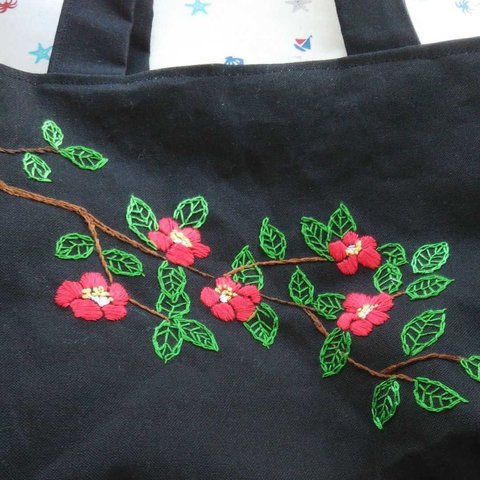 手刺繍トートバッグ。一枝の薮椿