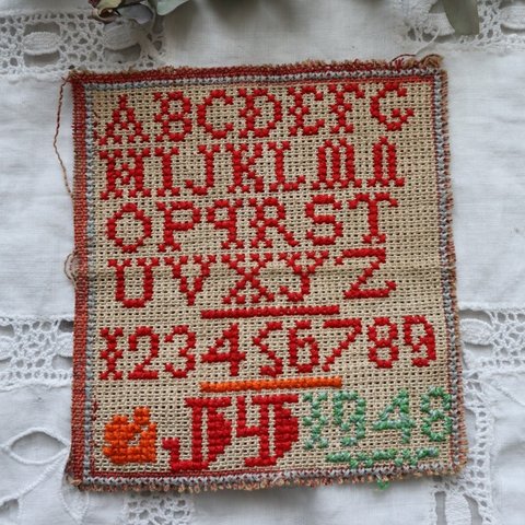 フランス 13×14㎝ ヴィンテージ アルファベット刺繍サンプラー B662