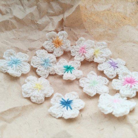【6個】ハンドメイドパーツ 刺繍付き白い花　編み物