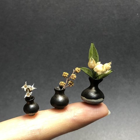 ミニチュア陶器　ほんのりゴールドがキレイな花瓶　三個セット