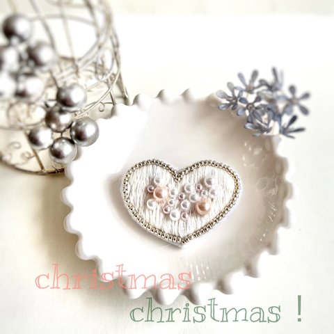 クリスマス .*･ﾟ ホワイト＆ミルキーピンク ハート 刺繍ブローチ