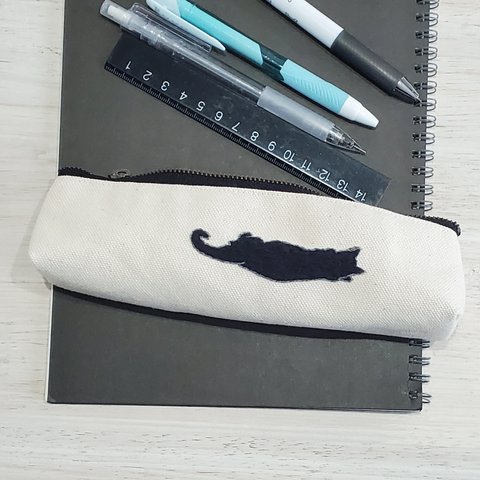 黒猫手刺繍　小さなペンケース