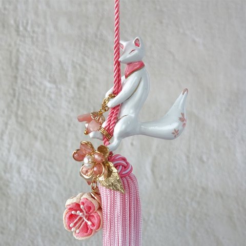 帯飾り お守り提灯狐 春/チェリークウォーツに淡水真珠 つまみ細工と桜色タッセル