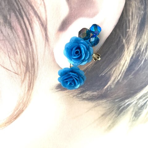 青薔薇とブルービーズのイヤーカフ【右耳、左耳、両耳お選びいただけます】