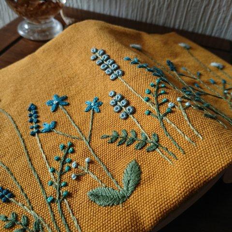 青い花の庭刺繡文庫本サイズブックカバー   8号帆布　こがねいろ