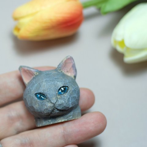 ブローチ　木彫りのねこ　グレイ猫　ロシアンブルー