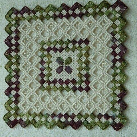 ハーダンガー刺繍のドイリー