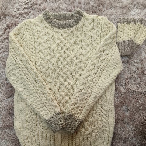  ❀ 秋冬商品❀手編みニット 飽きのこないなアラン模様のセーター  オフホワイト衿と袖口サンドベージュ