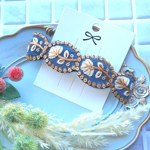 青 とベージュ の 花柄 インド刺繍リボン の バレッタ （金具7センチ）