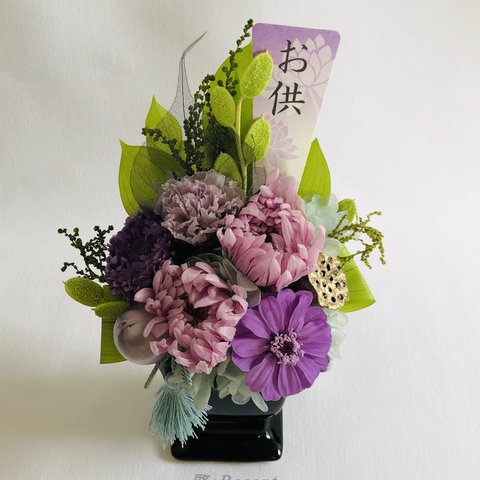 お供え花❀高貴な紫色と差し色のブルー・タッセルなどで華やかに…♪