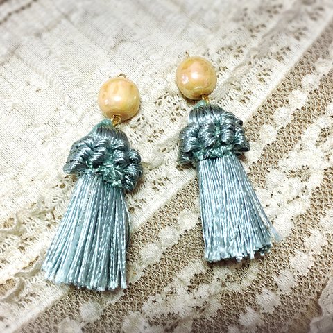 Blue　ジャパンヴィンテージビーズとフラタッセルのイヤリング／ピアス