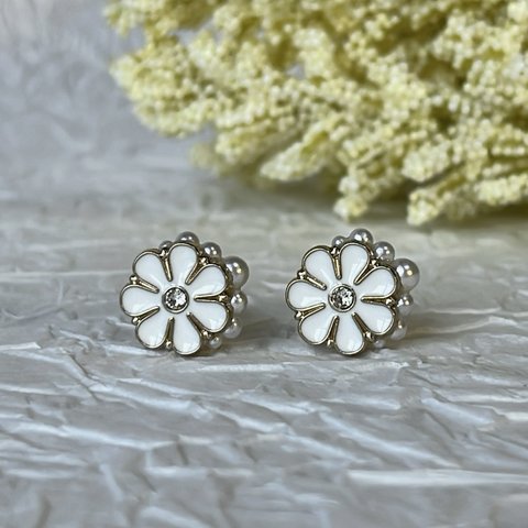 ボタンピアス　フラワー　花　スタッドピアス　ホワイト　樹脂パール　パール