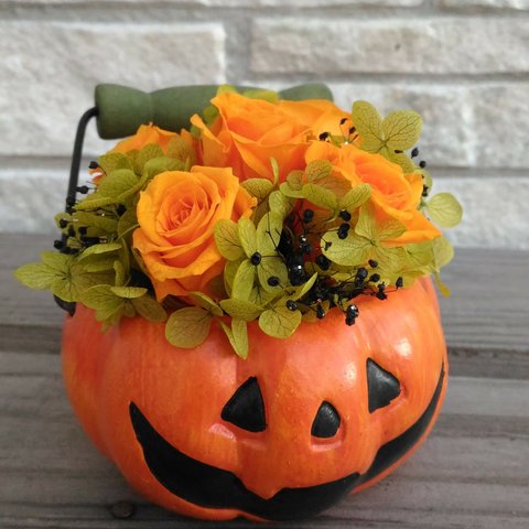 かぼちゃの器がかわいいハロウィンアレンジ