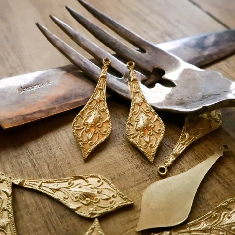 真鍮パーツ［アメリカ製］＊2個＊アンティーク調　個性的　クラシック　クラシカル　チャーム　ブラス  / Raw brass jewelry making supplies