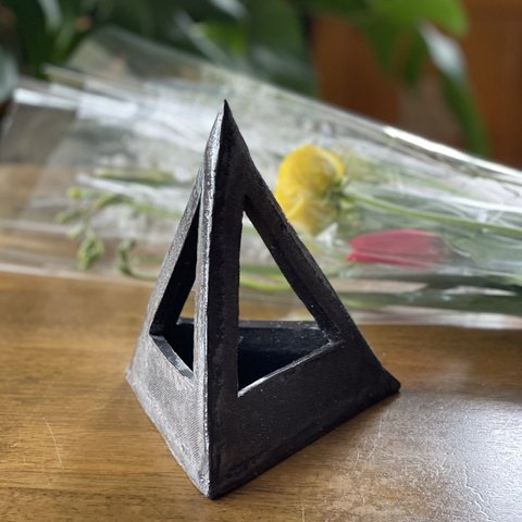 三角の窓からこんにちは🌷三方面から自由にお花が生けられキャンドルも楽しめるピラミッド型の器