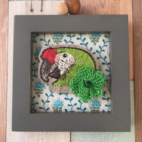 ヒワコンゴウインコの刺繍ブローチ