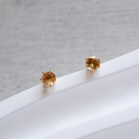 シトリンの一粒ピアス3ｍｍ　つけっぱなしOK！ 11月誕生石 金属アレルギー対応　サージカルステンレス