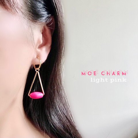 Light Pink COLOR ✧ ° WOOD BARREL ✧ ° TRIANGLE ／イヤリング／ピアス／ラッキーカラー／カラフル／三角