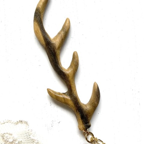 鹿の角モチーフの木彫りのネックレス(黒柿の木)