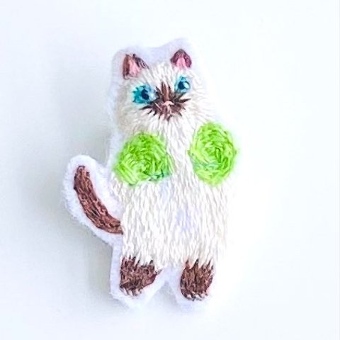 ボクサー猫の刺繍ブローチ　黄緑グローブ