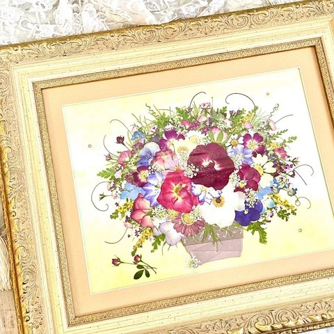 気品あるアンティークフレームが目を引く華麗な押し花アート額