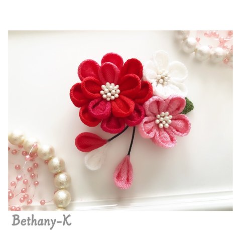 おすすめ！◆カメリアと小花が可愛い髪飾り(下がり付き)◆赤×赤珊瑚×梅×ローズピンク×白色のママでも簡単につけられるつまみ細工_BETHANY- KベサニK製作所