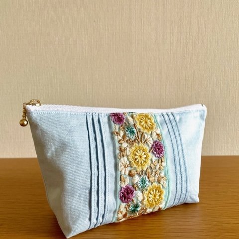 刺繍リボンのポーチ　サックス×刺繍リボン【イエロー×パープル】