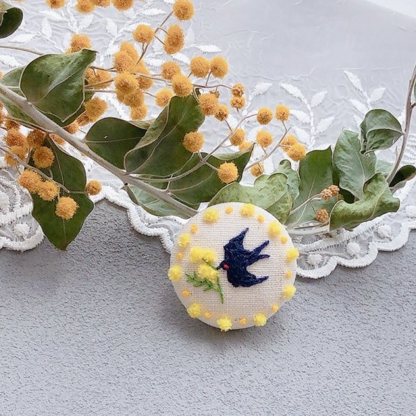 刺繍ブローチ ミモザとつばめ くるみボタン 花 鳥 ボタニカル 刺繍ブローチ ミモザとつばめ くるみボタン 花 鳥 ボタニカル