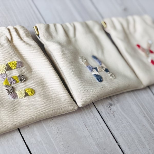 イニシャル刺繍のミニバネ口ポーチ - LAISSE PASSE GALLERY | minne 国内最大級のハンドメイド・手作り通販サイト イニシャル刺繍のミニバネ口ポーチ - LAISSE PASSE GALLERY | minne 国内最大級のハンドメイド・手作り通販サイト