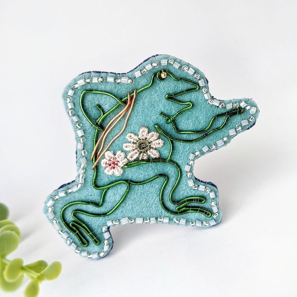 指さしカエル🐸 ブローチ 一点物 鳥獣戯画 コサージュ カエル 刺繍
