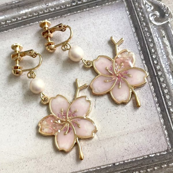 桜とシェルフレークのイヤリング （ピアスに変更できます） - cku handmade | minne 国内最大級のハンドメイド・手作り通販サイト
