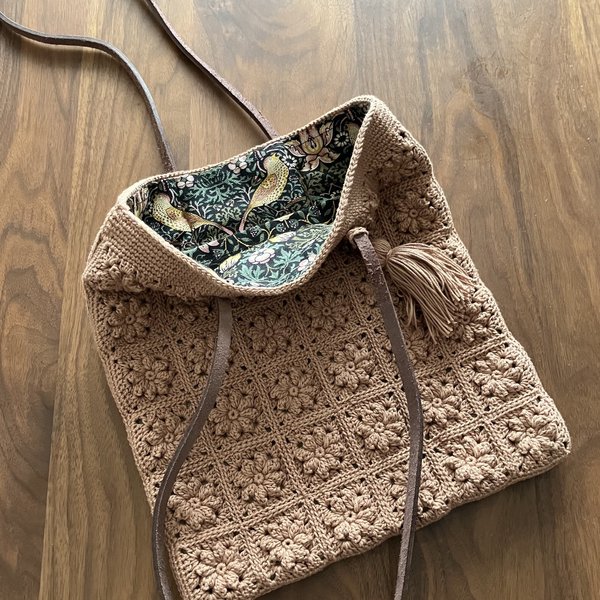 グラニースクエアクロッシェトートバック ウィリアムモリス生地使用 こぐま屋編み物店 minne 国内最大級のハンドメイド・手作り通販サイト