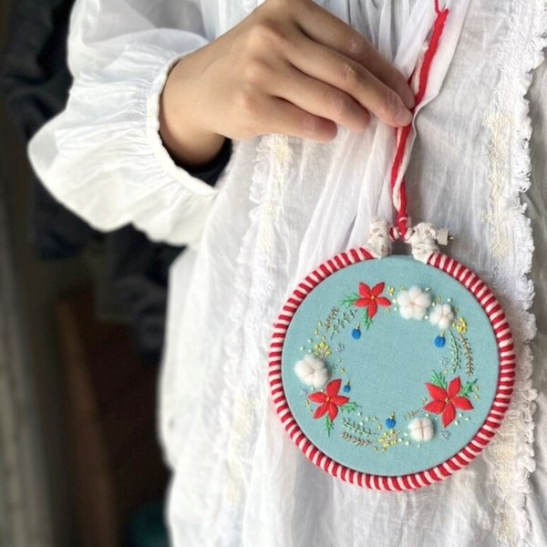 メリークリスマス♪ 刺繍枠で飾るクリスマスリースの壁飾り 赤と白