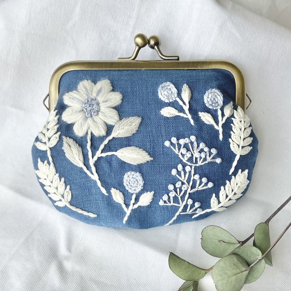 インディゴブルーの装いのがま口ポーチ 手刺繍 ハンドメイド インディゴブルーの装いのがま口ポーチ 手刺繍 ハンドメイド