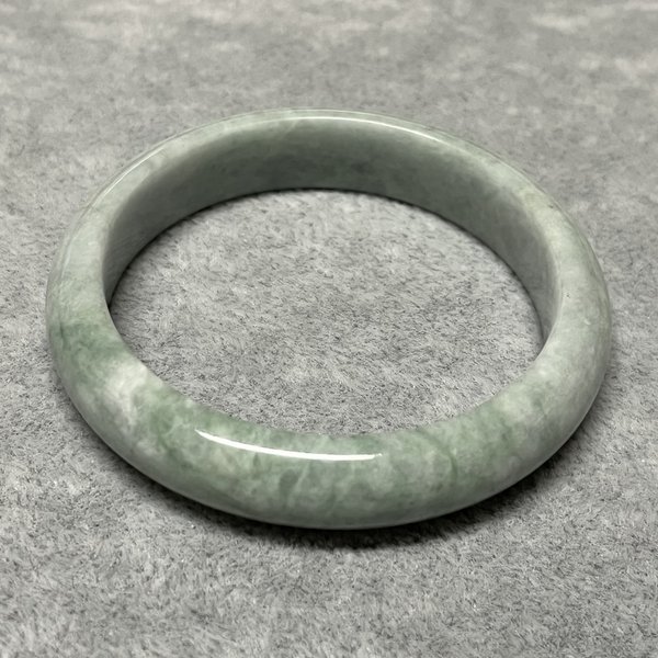 本翡翠バングル(内周18.3㎝) - HONG LAN'S GALLERY | minne 国内 本翡翠バングル(内周18.3㎝) - HONG LAN'S GALLERY | minne 国内