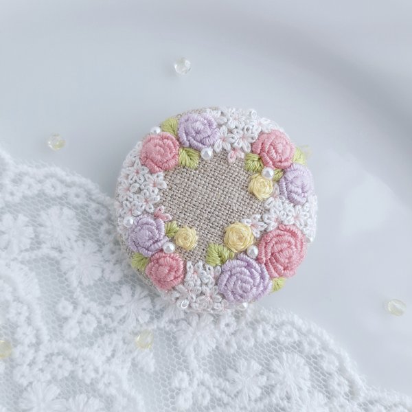 桜 咲きほこる 刺繍ブローチ くるみボタン - *HISAYORI* | minne 国内最大級のハンドメイド・手作り通販サイト