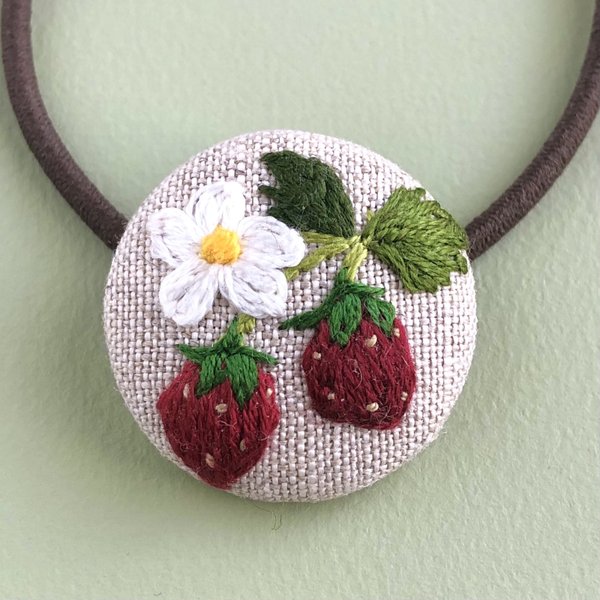 いちご刺繍 くるみボタンヘアゴム 直径27mm -tukuru- Risa broderie minne 国内最大級のハンドメイド・手作り通販サイト 2167 イチゴ 刺繍 ヘアゴム 刺繍ヘアゴム