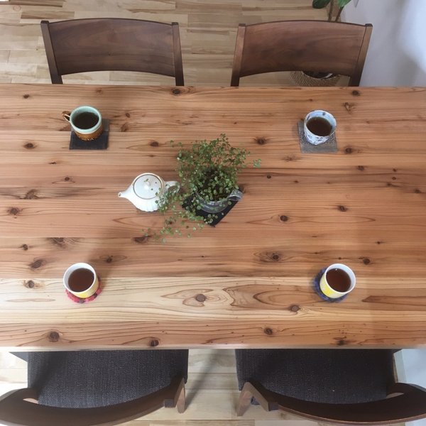 国産杉の無垢材　サイズ・カラーオーダー可能　1500×800×695　カフェ風　ダイニングテーブル　全ての角が丸く安心安全　リモートワーク　在宅ワーク　 男前テーブル