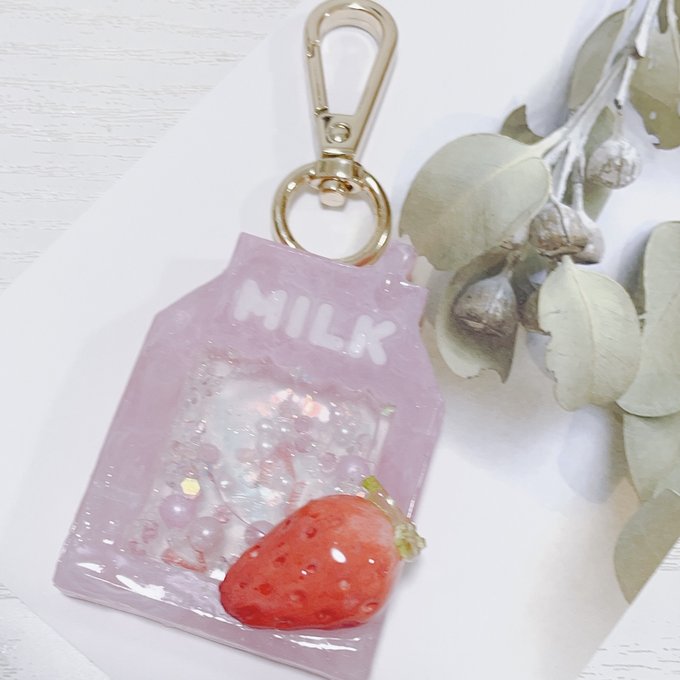 いちごミルクのシェイカーキーホルダー♡ バッグチャーム | siliconerecycling.com